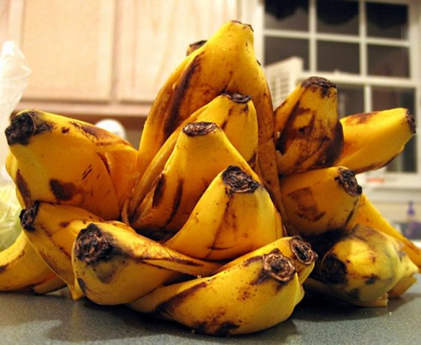 Как подкормить цветы банановой кожурой